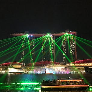 マリーナベイサンズのレーザーショウを、マーライオン側から。屋形船から観るのも楽しそう🌃
#シンガポール #マリーナベイサンズ