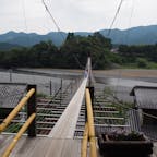静岡の塩郷の吊り橋は、家と道路と線路の上を渡れるという珍しい橋でした。そしてすっごく揺れる…