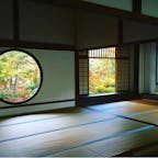 京都市北区にある『源光庵』

丸い窓は「悟りの窓」
四角い窓が「迷いの窓」

紅葉の時期は、もっと紅くなって綺麗だろうなぁ。