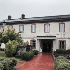 現存する最古の駅舎として鉄道記念物に指定され、大切に保存されています。