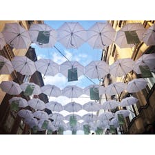 サラエボの歩行者天国も、傘が満開:)

#サラエボ #フェルハディア通り