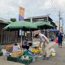 野菜、魚介、乾物、手作りお惣菜、小物etc…地元の子かな、浴衣で来ていて可愛かった。