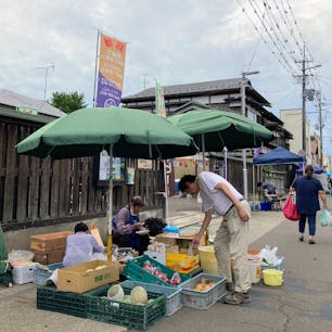 野菜、魚介、乾物、手作りお惣菜、小物etc…地元の子かな、浴衣で来ていて可愛かった。