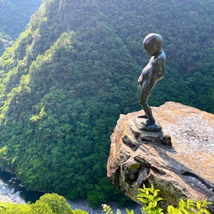 四国のまんなか。祖谷渓の小便小僧。
かなり細い山道をぐんぐん登っていきます。