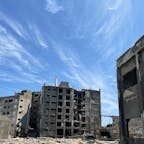 軍艦島上陸
崩れる前に見ておきたかった。
数年前まで生活していたとは。