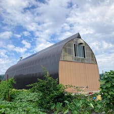 十日町（新潟県）は車庫の形状から豪雪地帯なんだなぁ…と想像できる。