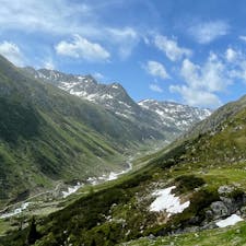 ツェルネツ付近を車で走っていた時の風景です。