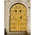 チュニジア　メディナの可愛いドア
来客時に全開にして、普段は右側のドアに付いている小さな扉から出入りするそうです。