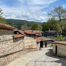 ブルガリア　コプリフシティツァの路地
石垣と瓦で、少し沖縄っぽさを感じました。