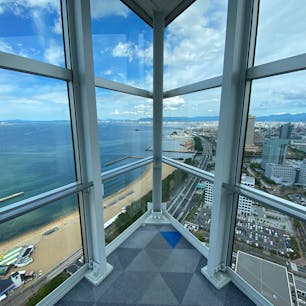 ガラスのタワーで、海沿いにあるのでとてもいい景色でした。