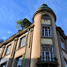 下関
旧秋田商会ビル。
屋上庭園に茶室もある和洋折衷のユニークな建物で築100年以上。中も見学できます。