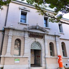 下関南部町郵便局
国内最古の現役郵便局で、1900年に建てられました。
旧秋田商会ビルの横にあり、夜はライトアップされます。