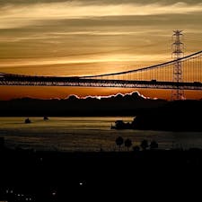 関門海峡の夜明けです。
素晴らしいタイミングで目が覚め、急いでベランダへ！
下関グランドホテル滞在。