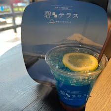 2022年7月31日(日)
暑くて喉が渇いたので駿河オーシャンを飲みました〜🍹
見た目通りのさっぱりした味わいで底に沈んだ
グレープフルーツの果汁がほんのり甘く美味しかった😋

#駿河オーシャン #葛城珈琲 #伊豆パノラマパーク
#山頂エリア #葛城山 #伊豆 #静岡 #カフェ