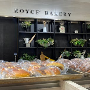 ロイズベーカリー。板チョコをサンドしたパンがある🥪。