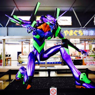 山口宇部空港
庵野秀明監督は、宇部市出身です。今、宇部では、「まちじゅうエヴァンゲリオン第2弾」発動中で、空港出発ロビーには、高さ約3メートルの初号機が設置されています。
