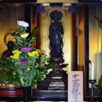 第二番札所
新京極 誓願寺
◎宗派・浄土宗西山深草派◎十一面観音菩薩（本堂・脇壇）

当寺安置の十一面観音は、弘法大使師の作と伝えられ、かつては新京極中筋町[誠心院の西向かい]にあった長金寺[一言堂]の本尊でした。古来、一言で願いをかなえてくれる[一言観音]として信仰を集めています。しかし、明治初年に廃寺となったため、一言観音は、誓願寺茶所を経て、当寺本堂脇壇にお祀りすることになりました。長金寺の名は、今は御詠歌ににその名残りを留めるのみです。

#サント船長の写真　#洛陽三十三所観音霊場　#仏像石像