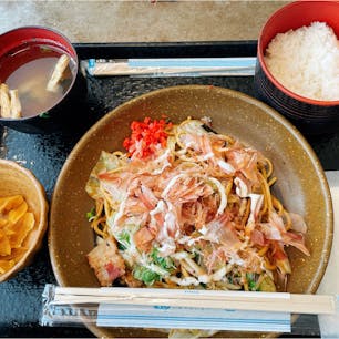 楓の木 千里総本店
焼きそばとご飯の定食は関西あるあるですよね😁