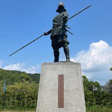 長宗我部元親初陣の像　(高知県)

地域おこしを進めようと結成した港南地域の異業種集団「一領具足会」が中心となり、没後400年を記念して平成11年（1999年）に建立された。