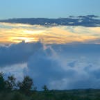 弥陀ヶ原の雲海。これが見たかった。ちょうど夕食の時間でこれはガラス越し。でもなかなかじゃないですか？

#弥陀ヶ原湿原
#弥陀ヶ原ホテル
#立山黒部アルペンルート