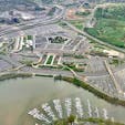 Ronald Reagan Washington National Airport(ロナルド・レーガン・ワシントン・ナショナル空港)上空にて。

ヴァージニア州アーリントンのポトマック河畔沿いに建つペンタゴン(アメリカ合衆国国防総省の本部)を一望。

ペンタゴン内のオフィス・スペースだけでざっくり東京ドーム13個分くらいの広さだそう。