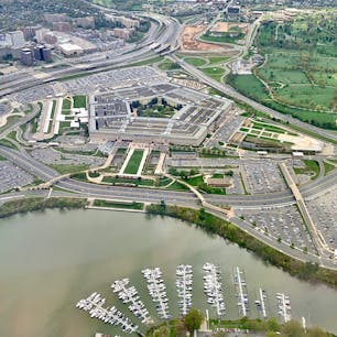 Ronald Reagan Washington National Airport(ロナルド・レーガン・ワシントン・ナショナル空港)上空にて。

ヴァージニア州アーリントンのポトマック河畔沿いに建つペンタゴン(アメリカ合衆国国防総省の本部)を一望。

ペンタゴン内のオフィス・スペースだけでざっくり東京ドーム13個分くらいの広さだそう。