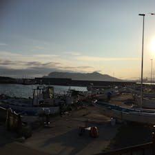 湯の川温泉から見る函館山。