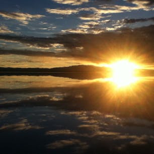ボリビア🇧🇴
ウユニ塩湖
反射して何が何だか分からなくなる。
朝日が分裂してるみたい。
想像以上感動する場所。