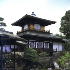芳春院　大徳寺の塔頭

芳春院（ほうしゅんいん）は、京都府京都市北区紫野にある臨済宗大徳寺派の寺院。同派大本山大徳寺の塔頭である。大徳寺の塔頭の中では最も北に位置する。通常は公開されていない。

慶長13年（1608年）に玉室宗珀（ぎょくしつそうはく）を開祖として加賀百万石の祖・前田利家の夫人・松子（まつ、芳春院）が建立。法号をとって芳春院と名付け、前田家の菩提寺とした。寛政8年（1796年）の火災により創建当時の建物が焼失するが、二年後に前田家十一代の前田治脩によって再興された[1]。明治期には廃仏毀釈の嵐の中で荒廃するが、明治8年（1875年）になってようやく復興される。

#サント船長の写真