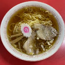 喜多方ラーメンの、源来軒のラーメンです。
サンドイッチマンの伊達ちゃん一押しということで行ってきました。お昼過ぎにはスープがなくなって閉店してしまうので注意が必要です。
味は鶏ガラと煮干しの優しい味。
