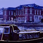 薄暮の門司港レトロ
向こう側の建物は、旧門司税関
手前は遊覧船で、20分程度のレトロクルーズです。
