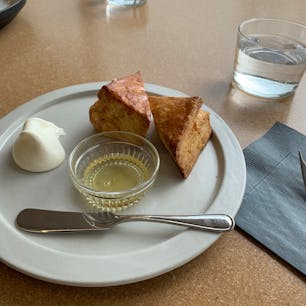 京セラ美術館にあるカフェ。
スコーン美味しかった。はちみつが普通のはちみつの味じゃなかった。