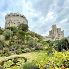 ウィンザー城
→エリザベス女王が週末に過ごす場所に訪れることができたのは光栄です🥹
2週間のイギリス旅行で1番魅了されました！建物の中は写真禁止だけど、ロイヤルコレクションは歴史や重みを感じるものばかりでした☺️