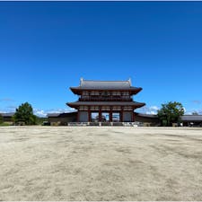 朱雀門から先にこんなに広大な敷地が広がってるとは思ってもみなかった平城宮跡。

朱雀門→大極門まで、だだっ広い草っ原を歩いて10分ぐらい。途中線路が通っていたのにもびっくり。電車と1300年前の建物（もちろん復元ですが）が一緒に見られるのもなかなか乙でした。

基本的に移動手段は徒歩なので（あるいはレンタサイクルでも借りるか…）、敷地内の建物全部見ようと思ったら半日でも時間足りないんじゃないかな、というぐらいの広さでした。（朱雀門周辺に観光施設が集まってるので、朱雀門だけ見て帰る人がおそらくほとんどのようです）