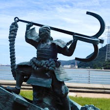 関門海峡沿い
みもすそ川公園
源平合戦　
平知盛は入水にあたり碇を担いだといわれています。