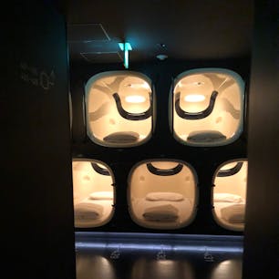 ナインアワーズ北新宿

すべてがおしゃれなカプセルホテルでした。風景が素晴らしいワークスペースもあり、仕事もしやすかったです。

写真はコロナ前に訪問したときのもので、最近はどうかな？と調べたら、なんと2021年5月に閉店してました。

コロナ禍では業態的に厳しいかもしれませんが、またどこかで復活してほしいです。