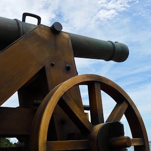 長州砲
幕末、長州藩は列強の外国船に向けて、ここ壇ノ浦からこの長州砲を撃ちました。力の差は歴然で散々の結果でしたが、、。
それにしても、この辺り、日本の歴史上様々な場面で登場する所ですね。