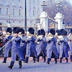約30年前イギリスへ行き、バッキンガム宮殿の前で撮った衛兵交代式の写真です。遥か昔のことのように思われますが、エリザベス女王は、この40年も前から即位されていたのですね。
ご冥福を心よりお祈り申し上げます。