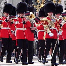 バッキンガム宮殿
衛兵交代式
こちらは、約10年前の夏イギリスへ行った時の写真です。以前30年前の写真を掲載しましたが、3月でしたので、冬用のグレーの制服でしたけど、こちらは赤です。