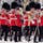 バッキンガム宮殿
衛兵交代式
こちらは、約10年前の夏イギリスへ行った時の写真です。以前30年前の写真を掲載しましたが、3月でしたので、冬用のグレーの制服でしたけど、こちらは赤です。