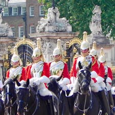 バッキンガム宮殿
近衛騎兵連隊　ライフガーズ
衛兵交代式では、女王ご存命中は国歌の『God Save the Queen（神よ女王を守り給え）』が演奏されていましたが、今後は『God Save the king』なのですね。