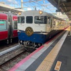 呉駅のホームで快速を待ってたら、全席グリーン車の観光列車が停車したので写真を撮ってみました。ノンビリした感じのディーゼル機関車で乗務員の皆さんがホームの子供達に笑顔で手を振ってで良い感じ。