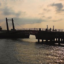 門司港レトロ
跳ね橋ブルーウィングもじ
1日6回、水面に対し60度の角度に跳ね上がります。橋が閉じて最初に渡ったカップルは一生結ばれると言われ、「恋人の聖地」にも認定されているようです❣️一生ね^_^