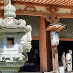 竹生島の宝厳寺の灯籠
狛犬が付いてる