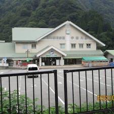 宇奈月温泉駅(黒部渓谷鉄道)

黒部と宇奈月が合併して急激に良くなった宇奈月ですね、
しかし此処の鉄道は関電の工事様の電車と思いましたが、とんでもないですね、何本も電車が有り、都会の駅ですね。

#サント船長の写真　#宇奈月駅
#日本の駅