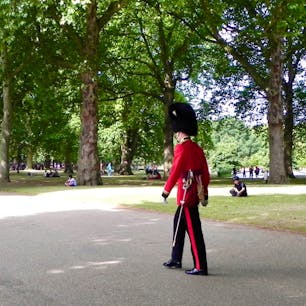 バッキンガム宮殿すぐ近くの公園。今でも謎ですが、ひとり歩いてらっしゃったんですよね。