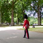 バッキンガム宮殿すぐ近くの公園。今でも謎ですが、ひとり歩いてらっしゃったんですよね。