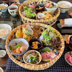 【古民家でごはん梅里】指宿

篤姫御前を頂きました😋
土鍋で炊いたご飯にヘルシー料理、最高に美味しかった😍
残ってしまったご飯はおにぎりにしてお土産にしてくれました🍙
感動💕


2022.5.25