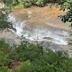 吹割の滝
「東洋のナイアガラ」と称される「吹割の滝」。美しい景色の中で、豪快に飛散する荒々しさを肌で感じることのできるとても刺激的な滝です。夏の暑い日に滝からの天然ミストを全身に浴びると、気分爽快。新緑、紅葉と季節によって表情を変える名瀑は人々を魅了します。整備された遊歩道を一周して、利根の自然に触れてください。
　そして滝に感動した後は、老神温泉へ。良質な温泉で心も身体も癒されます。

コレは説明はネツトからですが、
「東洋のナイヤガラ」はチョット言い過ぎですね♪しかし吹割の滝の良さが有ります。
展望台からと橋からと直接滝の近くからと見る場所から良さが判ります。