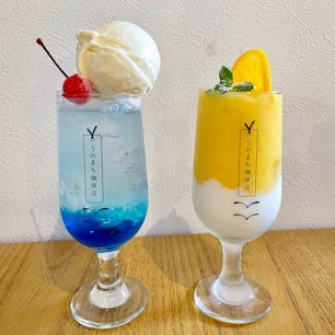 奈良県橿原市今井町　うのまち珈琲店☕️
今井町の昔ながらの街並みにあるブックカフェです。
岡山が本店で、渋谷や鎌倉にもあるそう💭
映え〜なドリンクを求めて行ったところ、地元の町探検？をしている中学生も何組かいました。同じ気持ちだったのかな☺️笑